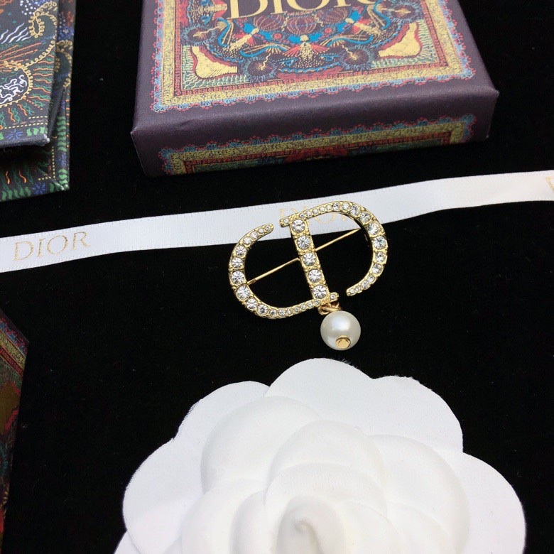 chr1st1an D10r brooches